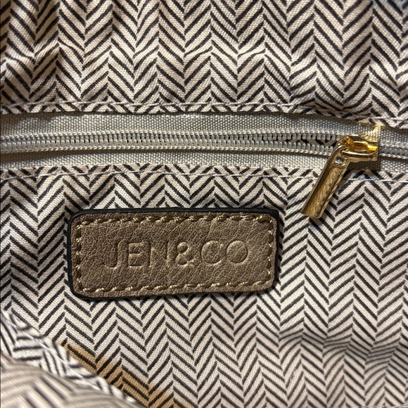 Jen &Co.- Crossbody Bag/wristlet - Picture 4 of 14